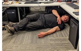 Danh tính của người đàn ông nằm ngủ dưới gầm bàn khiến dân mạng "toát mồ hôi hột"!