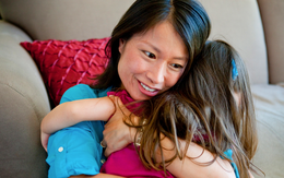 3 khác biệt "một trời một vực" giữa những đứa trẻ thường xuyên được ôm và không được ôm bao giờ khi lớn lên