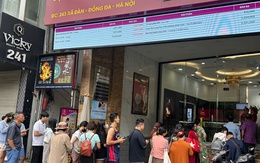 Bạc tăng lên đỉnh mọi thời đại, người Hà Nội xếp hàng mua từ sáng sớm