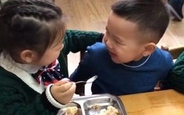 Cô giáo gửi bức ảnh chụp 2 đứa trẻ đang ăn đến nhóm phụ huynh, nhiều người tức giận - Hiệu trưởng nói: Chuyện bình thường!