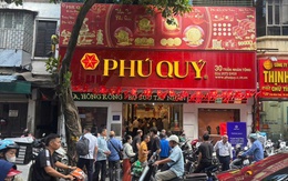 Giá bạc leo thang, người dân nườm nượp xếp hàng từ 6 giờ sáng