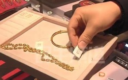 Người đàn ông mua vòng vàng 98 triệu, về nhà té ngửa bên trong là bạc, chủ tiệm không nhận bán hàng giả