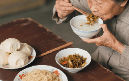 Người già trên 70 tuổi thà ăn bánh hấp nóng hổi còn hơn chạm vào 3 thực phẩm này, đáng tiếc nhiều người ăn sai