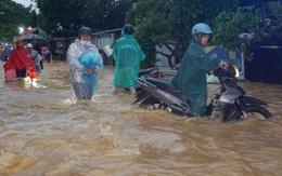 CLIP: Mưa lớn gây ngập nặng, nước cuồn cuộn tràn qua đường Âu Cơ ở Đà Nẵng