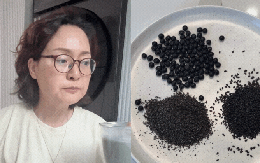 Mẹ tôi rất chăm uống loại nước màu đen này và không có một sợi tóc bạc nào ở tuổi 60, tóc còn bóng đẹp