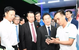 Phó Thủ tướng và các đại biểu tham quan nhiều gian hàng tại Ngày thẻ Việt Nam