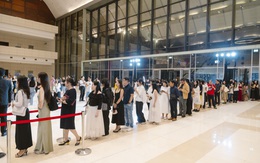 4.000 người xếp hàng dài ở Trung tâm Hội nghị Quốc gia để được dẫn vào 'khu vườn bí mật'