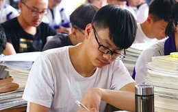 Nam sinh chỉ thiếu 2 điểm là đỗ đại học top 1 cả nước, mẹ yêu cầu phúc khảo, 11 chữ con ghi trên bài thi khiến bà điếng người