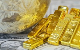 Giá vàng thế giới tăng mạnh rồi lao dốc, chuyên gia nước ngoài khuyên: "Đôi khi, nắm giữ quá nhiều vàng có thể gây phản tác dụng"