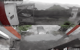 10 giây lốc xoáy kinh hoàng cuốn phăng mái nhà ở Hải Phòng: Cuộc gọi hoảng loạn của bé lớp 2 khiến bố mẹ rùng mình