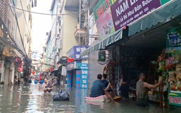 Gần 48 giờ người dân Phú Đô vật lộn trong mưa ngập sâu và cô lập