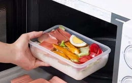 Cách dùng hộp nhựa an toàn trong lò vi sóng
