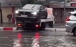 Người dân phát hiện lái xe cứu hộ trèo qua dải phân cách cứng, lập tức báo cho Cục CSGT