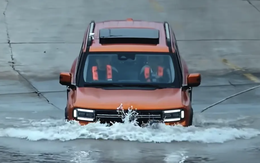 Chỉ có thể là Trung Quốc: Vừa ra mắt ô tô có khả năng lội nước chưa từng có, băng qua sông sâu với dòng chảy 5-10km/h, nhận ngay 10.000 đơn đặt hàng