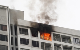 Đang cháy lớn chung cư RiverGate TP.HCM, cư dân hoảng loạn tháo chạy