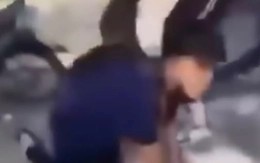 Hà Nội: Học sinh bị bắt quỳ, liếm biển số xe máy