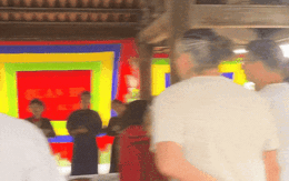 Khách Tây hát quan họ Bắc Ninh được khen nức nở, cộng đồng mạng bất ngờ khi biết danh tính: Họ là ai?