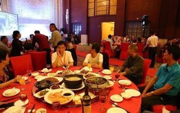 Đi họp lớp, người bạn là giám đốc xin đồ ăn thừa gói mang về, ngày hôm sau sự thật được tiết lộ khiến tất cả hổ thẹn