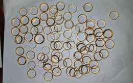Đột kích 1 sườn đồi không người qua lại, thu giữ nhiều vàng nhẫn và tiền mặt rải rác: Cảnh sát dùng biện pháp nghiệp vụ để vào cuộc