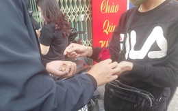 Khách vội bán vàng khi giá giảm kỷ lục, 'cò' lập tức thu mua sạch