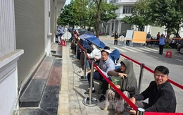 Xếp hàng nộp hồ sơ mua NOXH ngoại thành Hà Nội từ 2 giờ sáng
