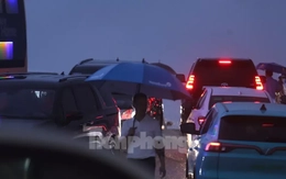 Hàng nghìn người đội mưa, ôtô nối đuôi tới lễ cưới Hoa hậu Đỗ Thị Hà và doanh nhân Viết Vương