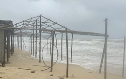 Cảnh rơi nước mắt ở bãi tắm biển nổi tiếng ở Huế sau bão Fengshen