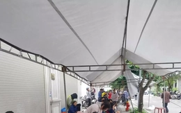 Người dân xếp hàng, tiếp tế lương khô chờ nộp hồ sơ 'săn' nhà ở xã hội