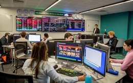 Doanh thu môi giới toàn ngành chứng khoán lập kỷ lục mới, nhiều CTCK ngược dòng thụt lùi sau 4 năm