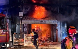 Cháy dữ dội cửa hàng bán thiết bị điện, nước ở TP HCM