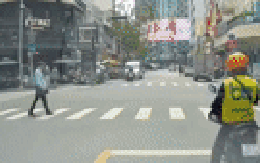 CLIP: Ô tô rẽ trái, tông trúng người đi bộ đi đúng vạch kẻ đường ở trung tâm TP HCM