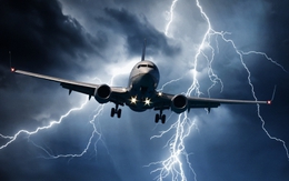 Điều gì xảy ra nếu máy bay bị sét đánh giữa trời?