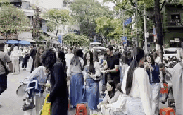 Công an dẹp hàng cốm lấn chiếm hè phố Nhà Thờ, các "nàng thơ" chạy toé khói