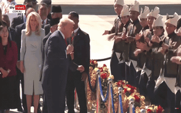 Ông Trump bất ngờ nhảy trên thảm đỏ khi tới dự Hội nghị Thượng đỉnh ASEAN