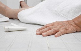 Người đàn ông 51 tuổi đang khoẻ mạnh đột nhiên tử vong khi tắm, bác sĩ cảnh báo: “Có 3 thói quen này phải bỏ ngay”