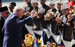 CLIP: Ông Donald Trump nhảy theo điệu nhạc tại sân bay Malaysia