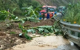 CLIP: "Hố tử thần" ở Đà Nẵng nuốt chửng xe máy, một người may mắn thoát chết