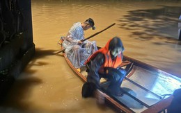 Mưa to, thủy điện xả nước, người dân Đà Nẵng chạy lũ trong đêm