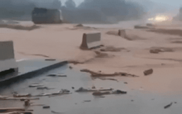 Clip: Nước lũ cuồn cuộn tràn qua đập, đường phố Huế chìm trong dòng nước đục ngầu