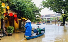 Phố cổ Hội An mênh mông nước, dân bơi thuyền đi lại