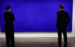 Bức tranh chỉ có 1 màu xanh bán giá 552 tỷ