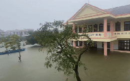 Xót xa cảnh xe máy bị nhấn chìm trong nước lũ ở Huế