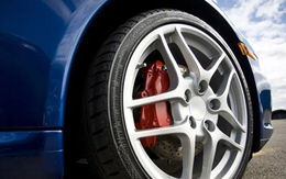 Vì sao mủ cao su màu trắng nhưng lốp xe lại màu đen?