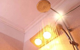 Đèn sưởi trong nhà tắm bốc cháy: Người mẹ tá hỏa ôm con chạy thoát, nhanh trí làm 1 việc ngay lập tức