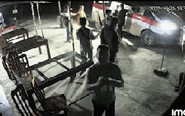 Sáng dậy phát hiện nhiều hộp lạ trong thùng rác, chủ quán xem camera thì thấy cảnh tượng bất ngờ lúc 19h