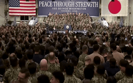 Binh lính Mỹ ở Nhật đồng loạt làm 1 điều khi Tổng thống Trump bước vào tàu sân bay USS George Washington