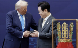 Hàn Quốc tặng ông Trump bản sao vương miện bằng vàng
