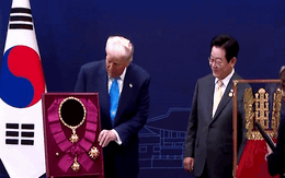 Món quà khiến ông Trump vừa nhận đã thốt lên: "Tôi muốn đeo nó ngay lập tức"