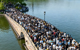 Cảnh tượng tại Tây Hồ ngay lúc này: Nhiều người không tin nổi, nhận xét: "Thật sự không dám tưởng tượng!"