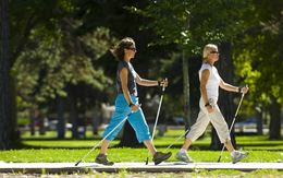 Nên đi bộ 45 phút hay chạy bộ tại chỗ 20 phút?